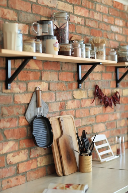 Foto grátis utensílios de cozinha na parede