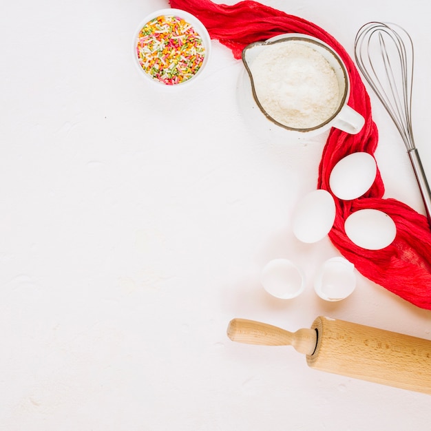 Utensílios de cozinha perto de toalha e ingredientes