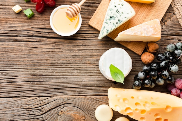 Uvas de variedade de queijo plana leigos e mel com espaço de cópia