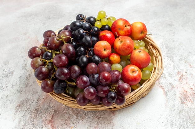 Foto grátis uvas frescas de vista frontal dentro da cesta no espaço em branco