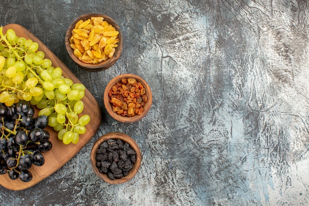 uvas os apetitosos frutos secos saborosos uvas verdes e pretas no tabuleiro