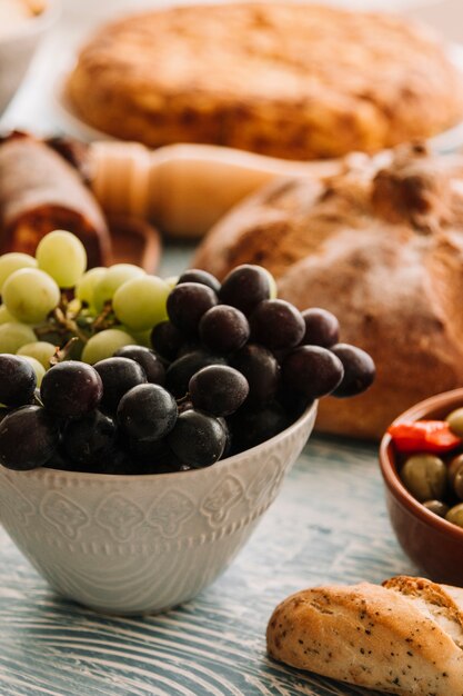 Uvas perto de pão fresco