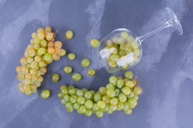 Foto grátis uvas verdes em uma taça de vinho