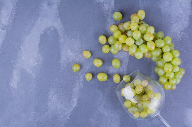 Uvas verdes em uma taça de vinho