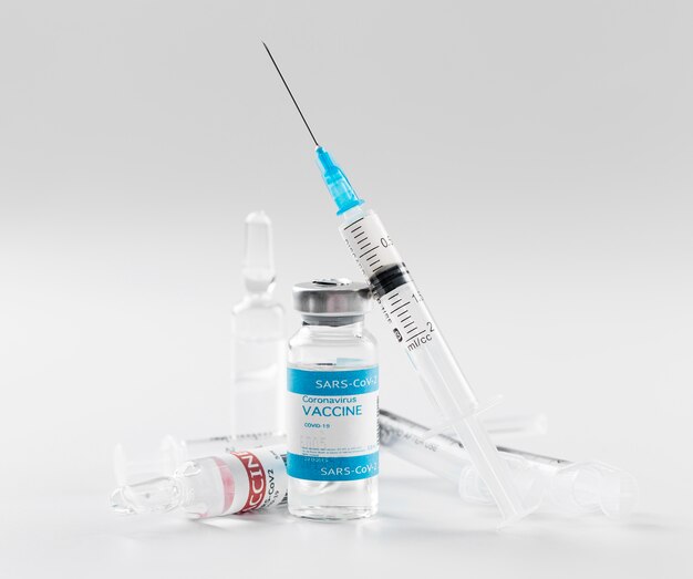 Vacina preventiva de coronavírus e seringa