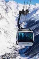 Foto grátis val d'isere, frança - 10 de fevereiro de 2015: famoso teleférico no resort val d'isere, parte da área de esqui espace killy.