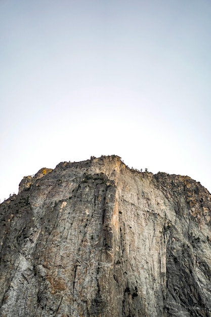 Vale de Yosemite. Parque Nacional de Yosemite. Montanhas e rochas, floresta