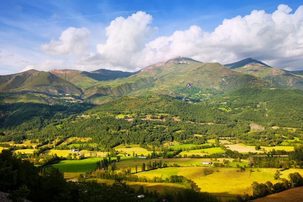 Vale nas montanhas no dia de verão. Huesca