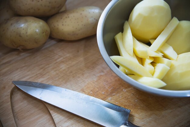 Vara de batata crua fresca preparada para cozinhar na cozinha