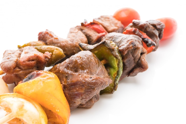 Foto grátis vara de churrasco de carne grelhada