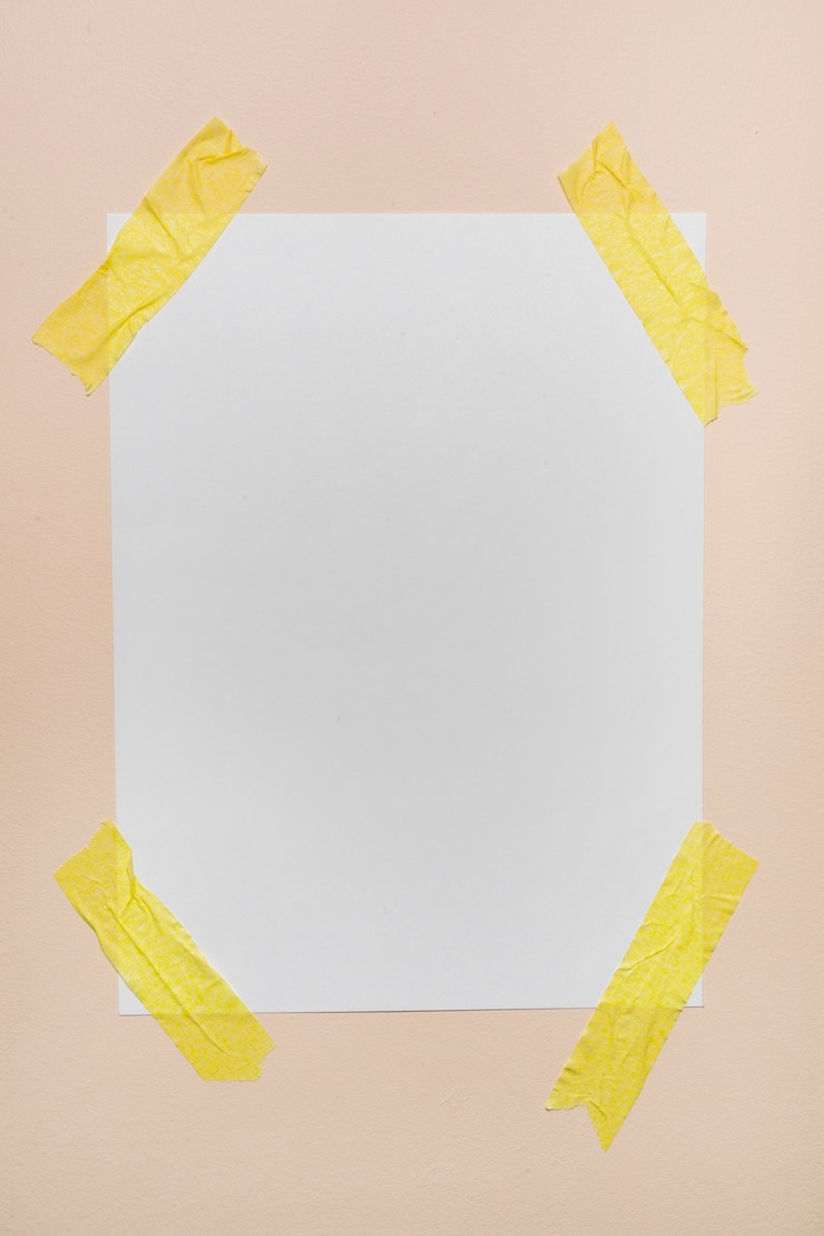 Foto grátis vara de papel em branco no pano de fundo simples