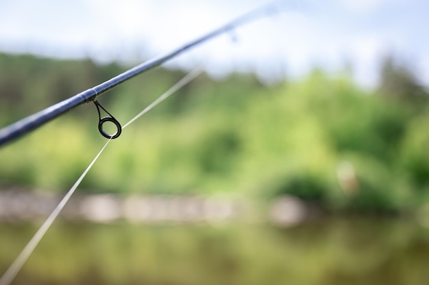 Vara de pesca em um fundo desfocado do lago