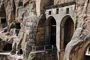 Foto grátis vardzia caverna antiga cidade-mosteiro na montanha erusheti perto de aspindza, geórgia