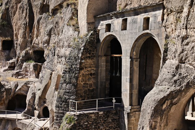Vardzia caverna antiga cidade-mosteiro na montanha Erusheti perto de Aspindza, Geórgia