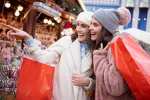 Foto grátis varejo de mulheres durante o natal no mercado de natal