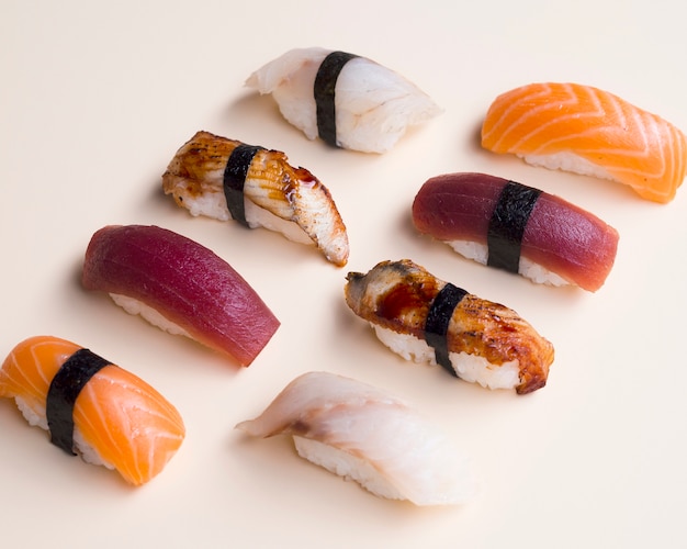 Foto grátis variação de sushi em uma mesa branca