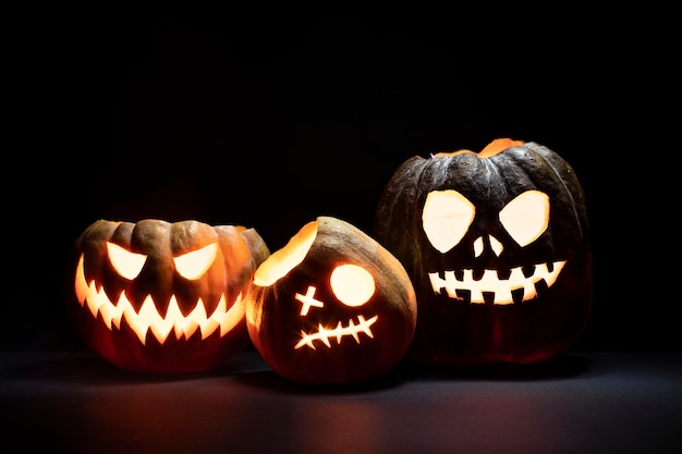 Várias esculturas de abóbora de halloween assustadoras