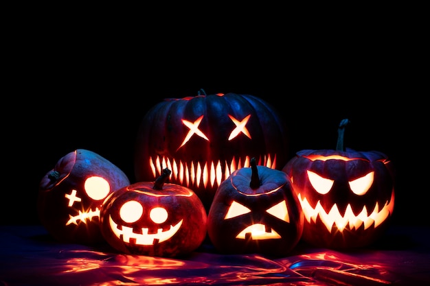 Várias esculturas de abóbora de halloween assustadoras