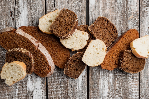 Várias fatias de pão na prancha de madeira fundo vista superior