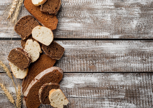 Várias fatias de pão no fundo da prancha de espaço de cópia de madeira