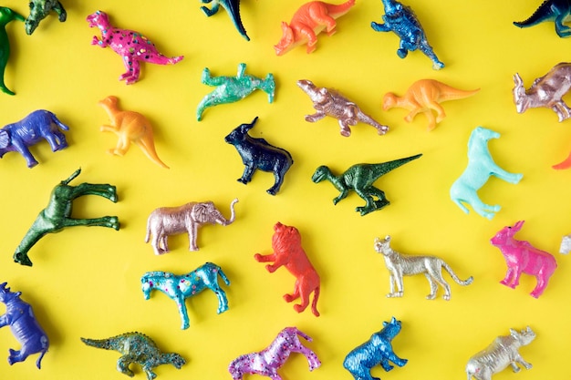 Foto grátis várias figuras de brinquedo animal em um fundo colorido