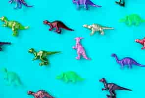 Foto grátis várias figuras de brinquedo animal em um fundo colorido