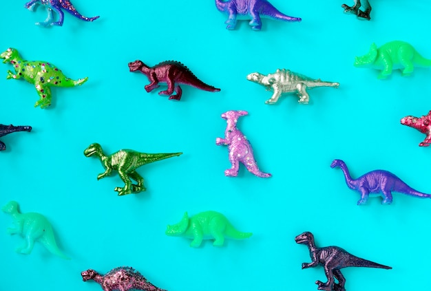 Várias figuras de brinquedo animal em um fundo colorido