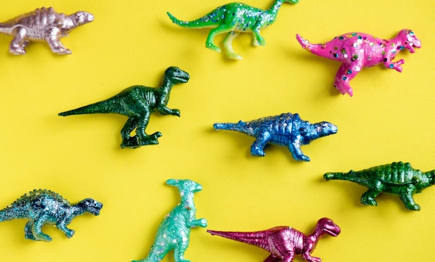 Várias figuras de brinquedo animal em um fundo colorido