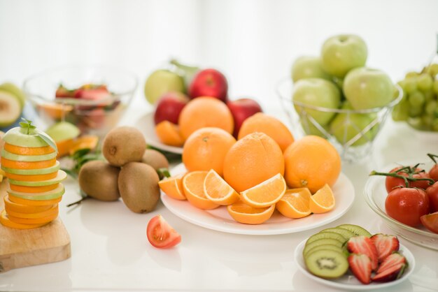 Várias frutas, alimentação de cuidados de saúde e conceito saudável