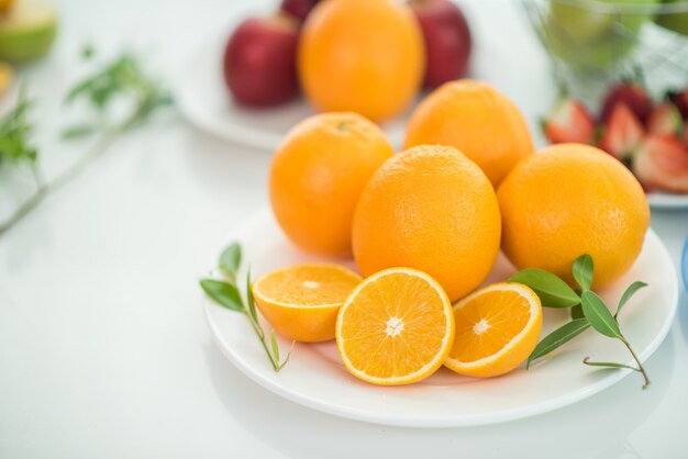 Várias frutas com vegetais no fundo de madeira