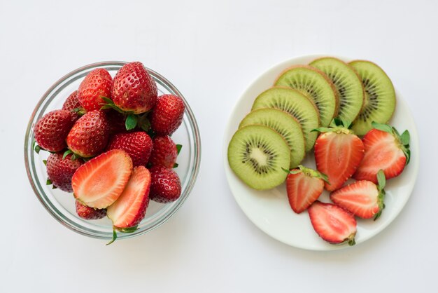 Várias frutas com vegetais no fundo de madeira