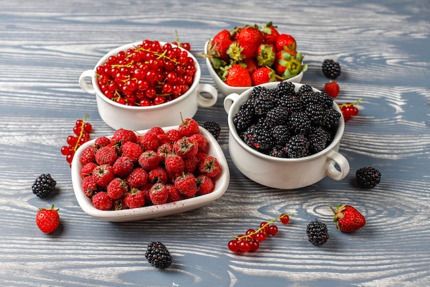 Foto grátis várias frutas frescas no verão, mirtilos, groselha, morangos, amoras, vista superior.