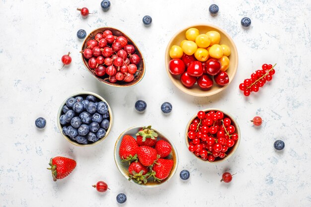 Várias frutas frescas no verão