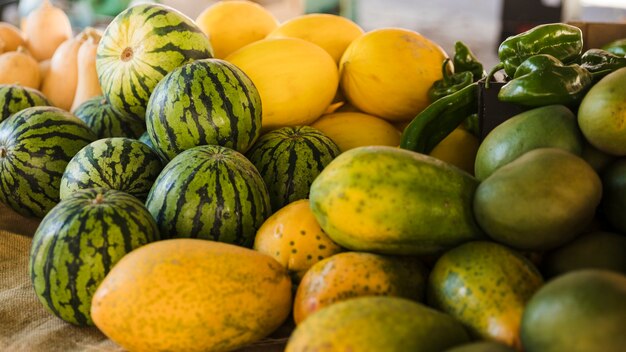 Várias frutas orgânicas à venda no supermercado
