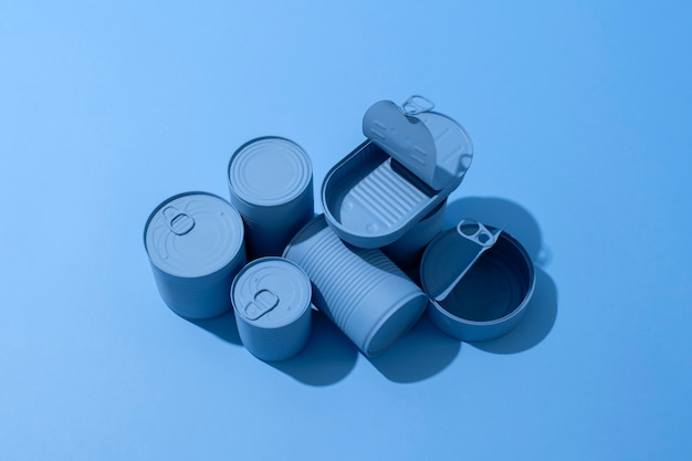 Várias latas de alumínio prontas para reciclar