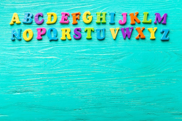 Várias letras coloridas na mesa de madeira