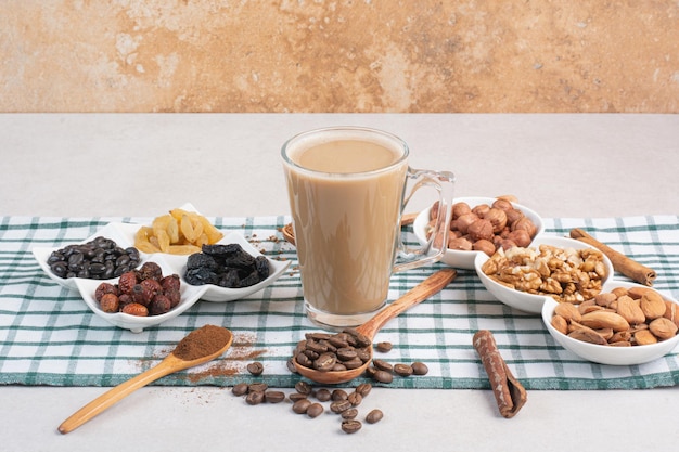 Várias nozes com aroma de café na toalha de mesa. foto de alta qualidade