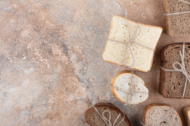 Várias pilhas de pão no fundo de mármore