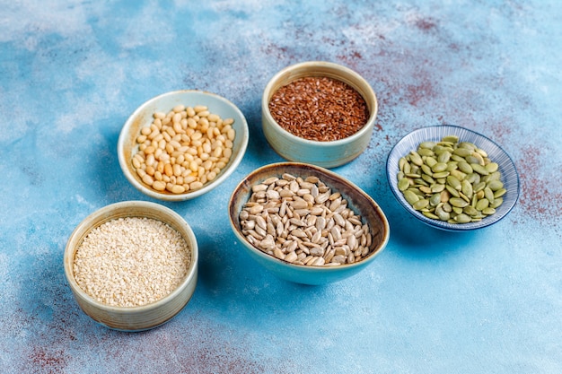 Várias sementes - gergelim, semente de linho, sementes de girassol, sementes de abóbora para saladas.