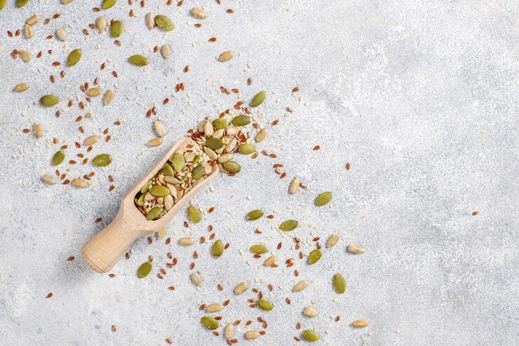 Foto grátis várias sementes - gergelim, semente de linho, sementes de girassol, sementes de abóbora para saladas.