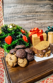 Várias sobremesas e bolos da região norte do peru muito comuns no natal Foto Premium