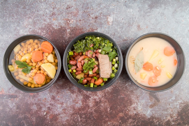 Foto grátis várias sopas vegetarianas vista plana