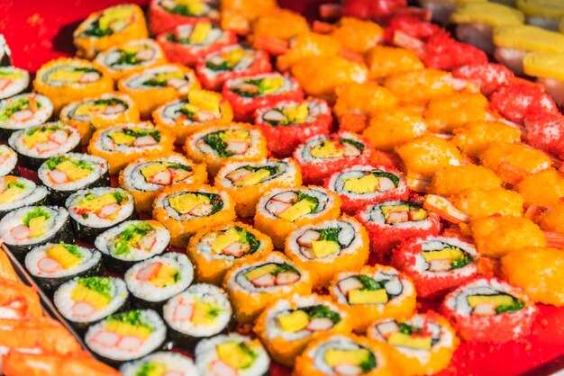 Variedade colorida de rolos de sushi