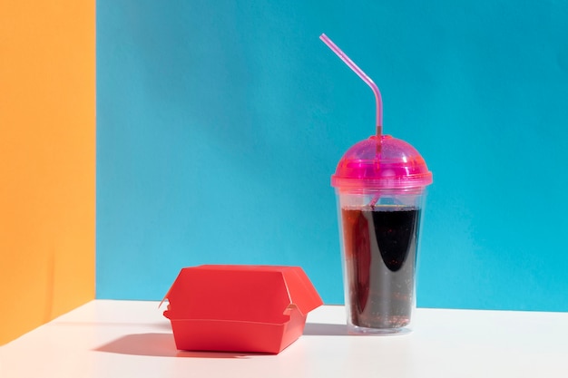 Variedade com caixa vermelha e copo de suco