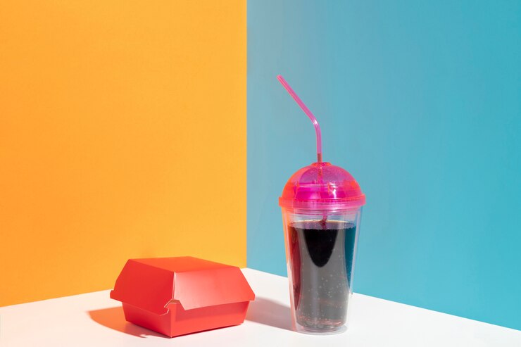 Foto grátis variedade com caixa vermelha e copo de suco
