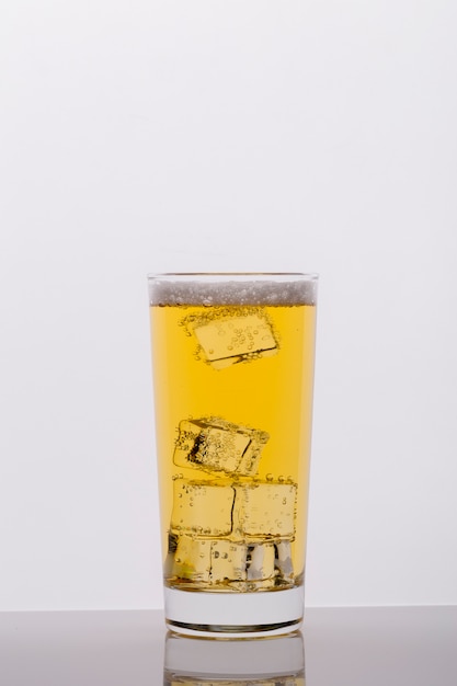 Foto grátis variedade com copo de bebida e cubos de gelo