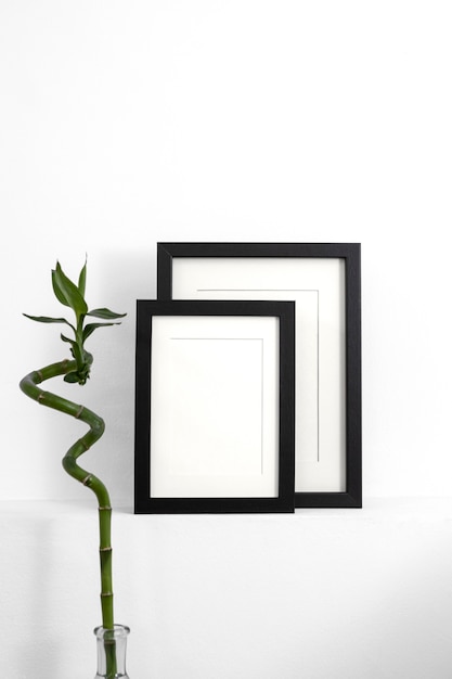 Variedade com quadros vazios na mesa
