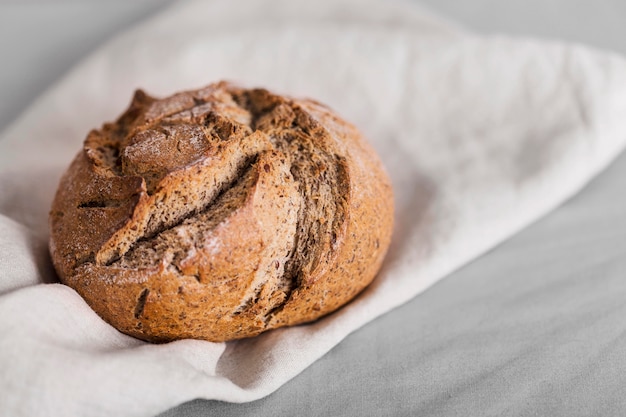 Variedade de alimentos com pão na toalha