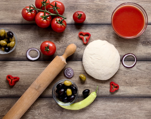 Foto grátis variedade de alimentos no fundo de madeira