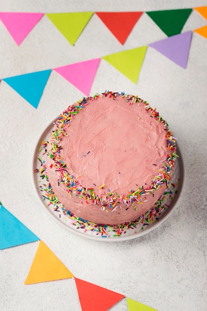 Foto grátis variedade de alto ângulo com bolo rosa para festa de aniversário